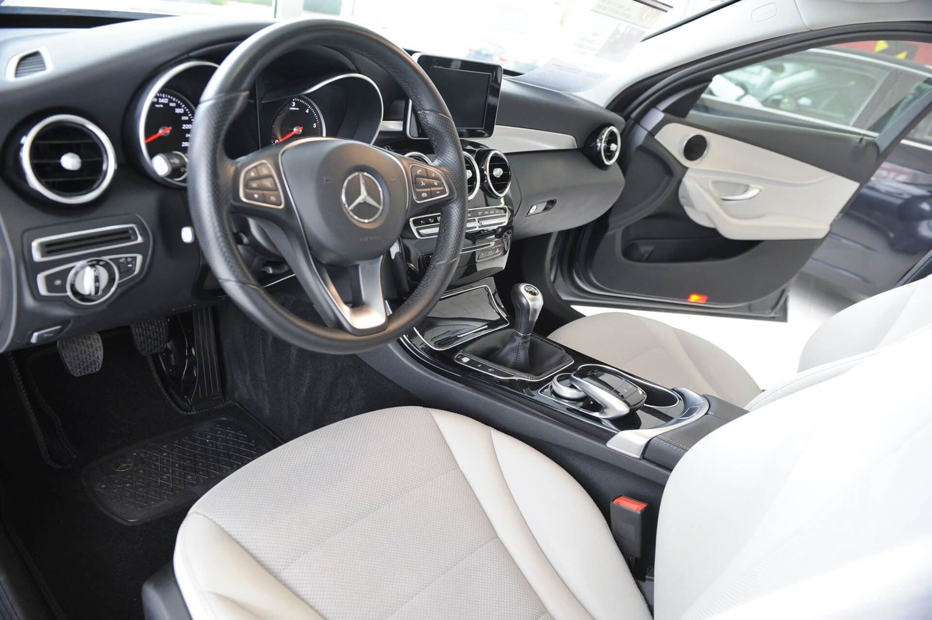 Coches de segunda mano a la venta en las instalaciones de Joslauto en Vilagarcía de Arousa