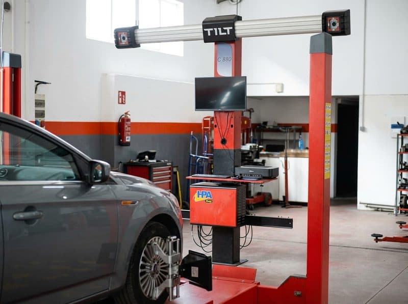 Equipo de diagnosis electrónica conectado a un coche en Joslauto, Vilagarcía